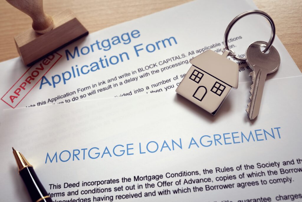 Mortgage agreement with house keys on it.